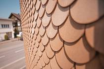 WH- und Gewerbegebäude Unteriberg Holzelementbau Fassade Türen